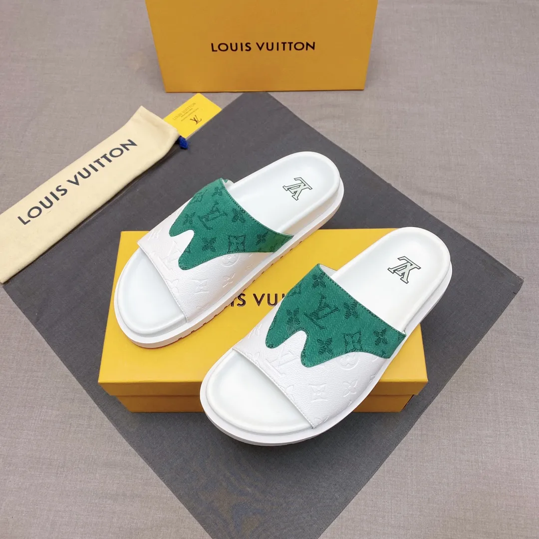 P300 🔍Top purchasing agent LV men's spring and summer slippers counter synchronization. The uppers are made of cowhide fabric imported from Italy, with logo graphics and high-quality craftsmanship. The soles are: original soles specially provided by the original factory. Exclusive molded soles are super comfortable. Original factory follow-up orders. 🔍🔍High quality. You can enter and leave the counter at will. Welcome to compare. Code number 38-45 No. 058
